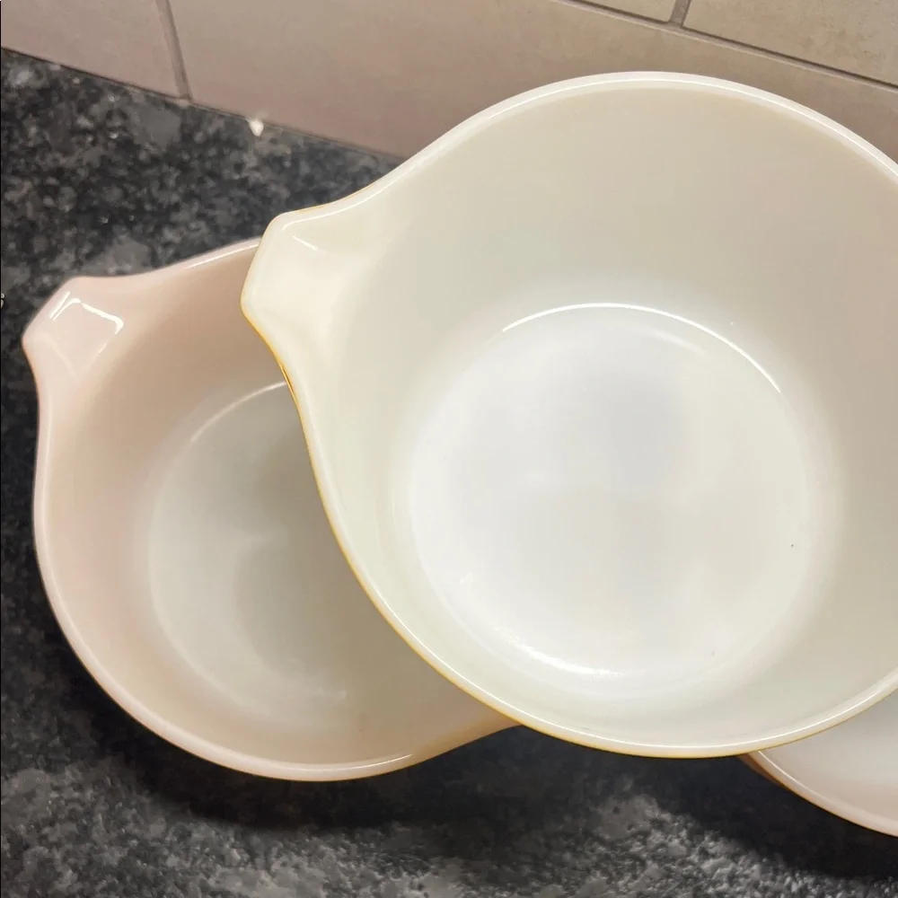 Vintage Pyrex Yellow and Orange Bowls.  Great condition.
